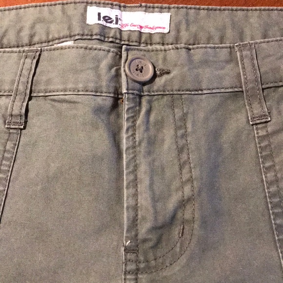 Woman’s/Juniors  l.e.i.  Green Khaki Capris - Picture 7 of 14